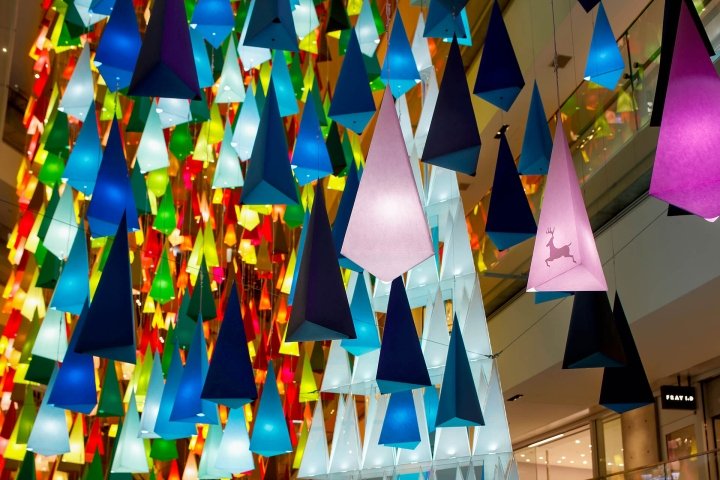 Emmanuelle Moureaux 的“100 Colors to Christmas”装置，日本东京