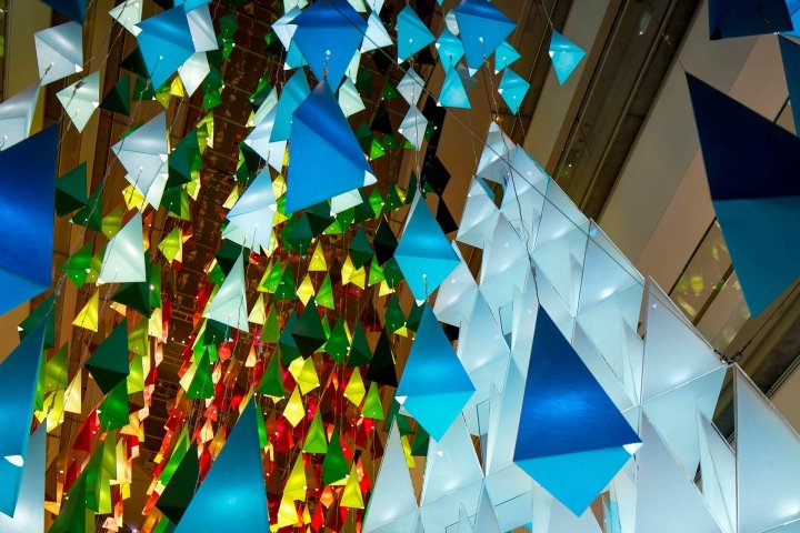 Emmanuelle Moureaux 的“100 Colors to Christmas”装置，日本东京