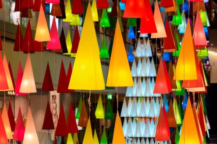Emmanuelle Moureaux 的“100 Colors to Christmas”装置，日本东京