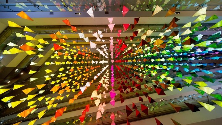Emmanuelle Moureaux 的“100 Colors to Christmas”装置，日本东京