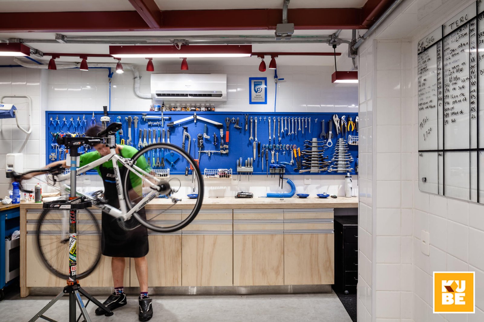 Kube Arquitetura 设计的特别冒险自行车店，里约热内卢 – 巴西