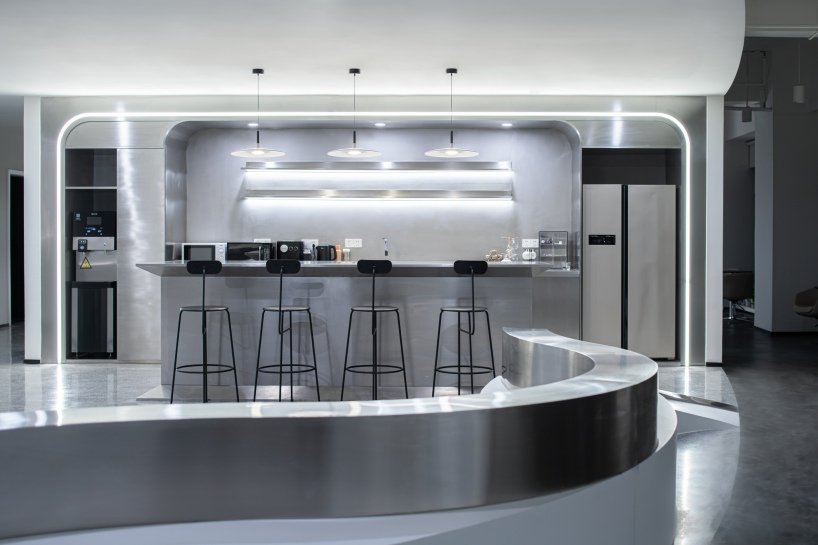 PINES ARCH 引入了一条“河流”作为高隆办公室的主要流通路径。