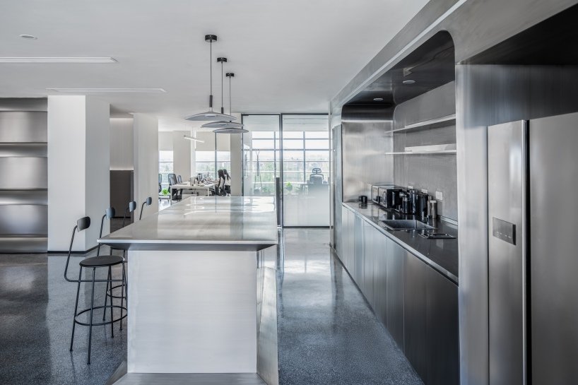 PINES ARCH 引入了一条“河流”作为高隆办公室的主要流通路径。