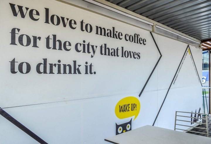 146 我爱咖啡，黄色办公室建筑