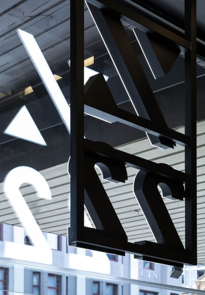 %22 – 单色和充满活力的色调和谐共存