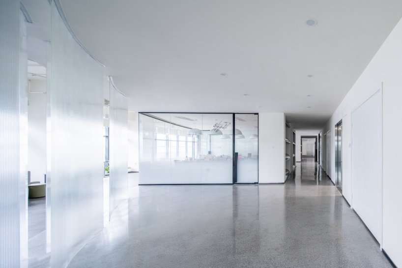 PINES ARCH 引入了一条“河流”作为高隆办公室的主要流通路径。