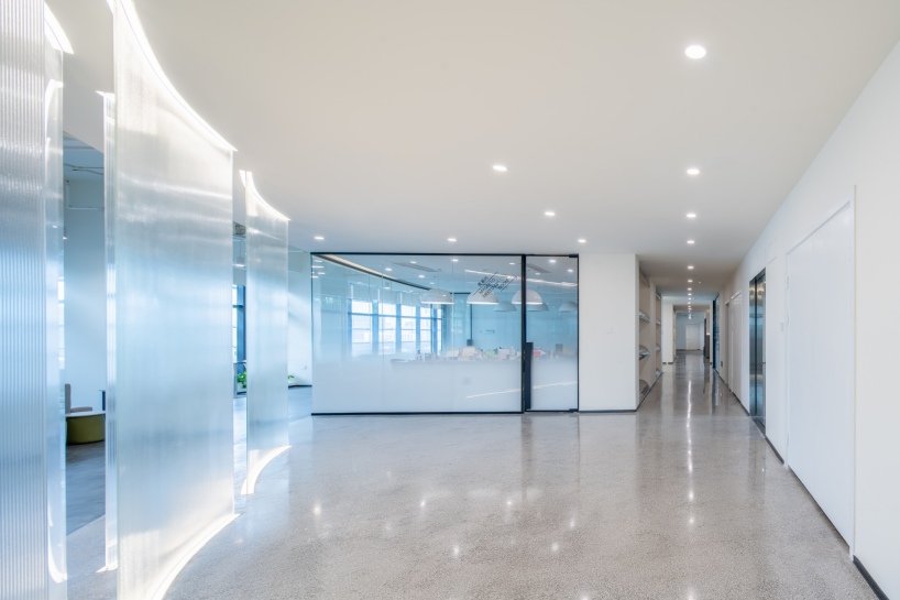 PINES ARCH 引入了一条“河流”作为高隆办公室的主要流通路径。