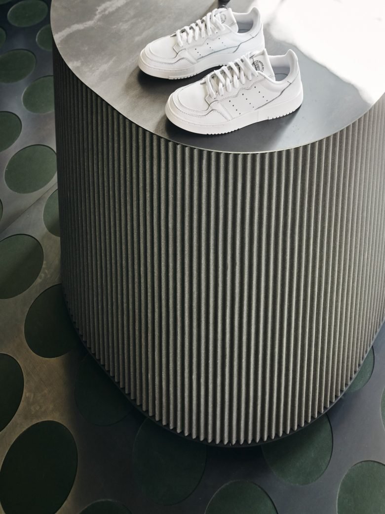 Carbon studio + KUUB 在荷兰 12 世纪的“城市城堡”内整合了零售空间