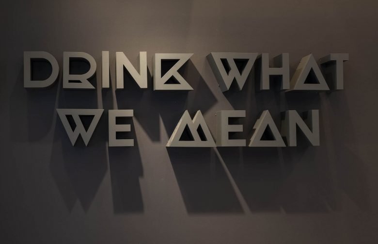 %22 – 单色和充满活力的色调和谐共存