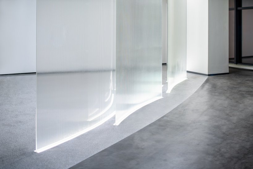 PINES ARCH 引入了一条“河流”作为高隆办公室的主要流通路径。