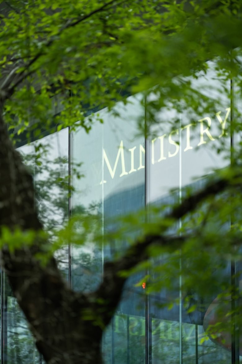 HDC Design 的 MINISTRY OF CRAB