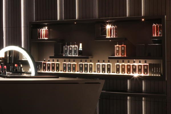Serge Lutens 首家亚洲概念店，由 centdegrés 设计
