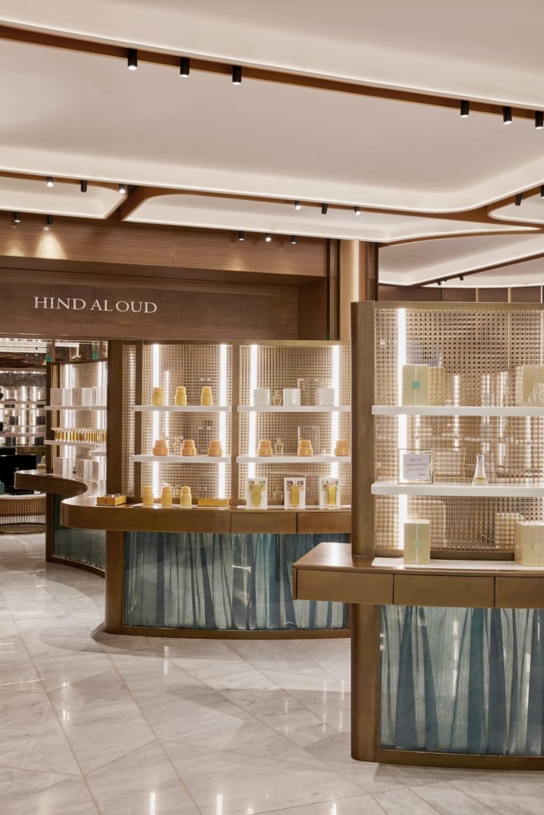 BANKER 金属丝网为阿布扎比达尔马购物中心的滚刀增添了闪亮效果 BANKER 金属丝网为阿布扎比达尔马购物中心的滚刀增添了闪亮效果