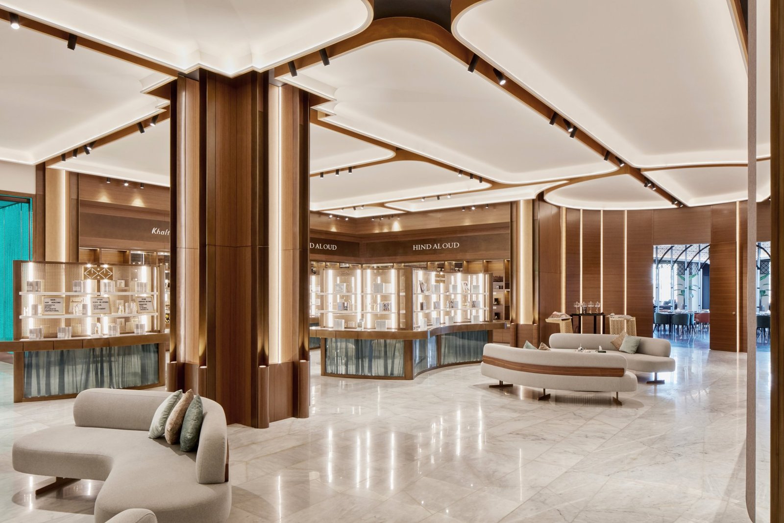 BANKER 金属丝网为阿布扎比达尔马购物中心的滚刀增添了闪亮效果 BANKER 金属丝网为阿布扎比达尔马购物中心的滚刀增添了闪亮效果