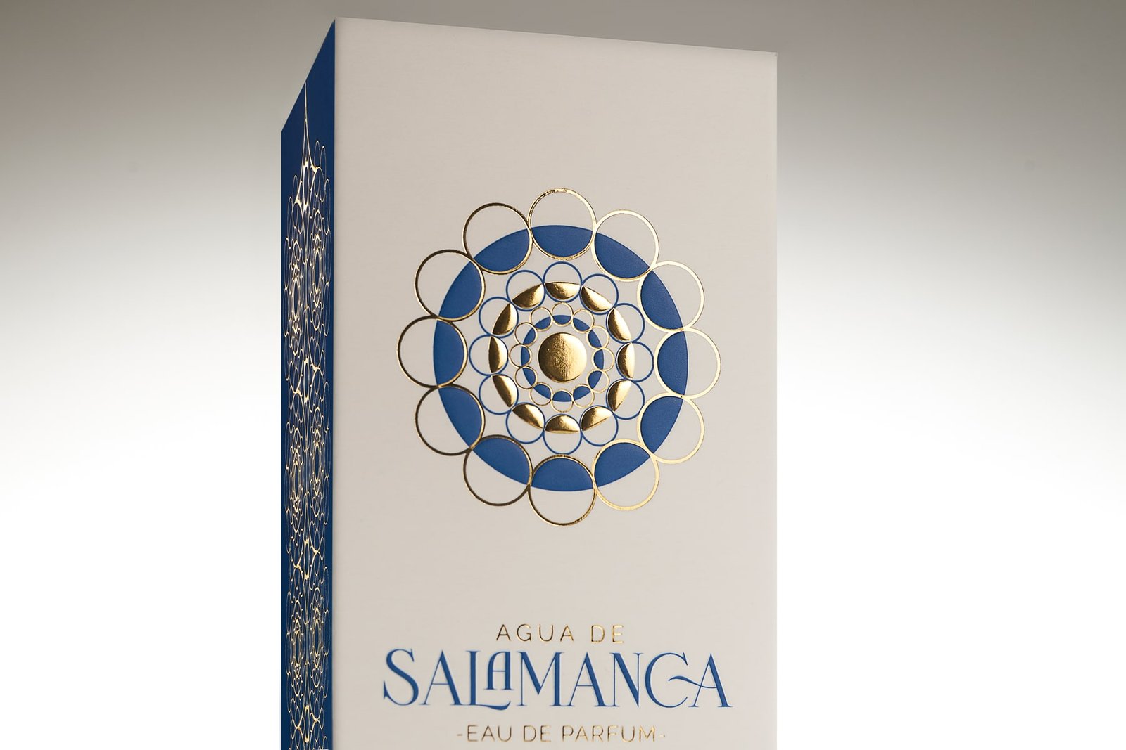 Agua de Salamanca 香水的包装设计。由萨尔维设计公司创建。