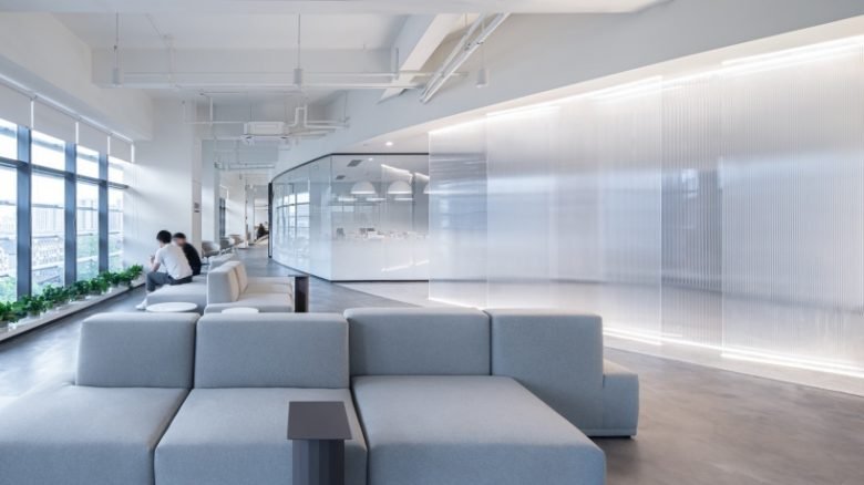 PINES ARCH 引入了一条“河流”作为高隆办公室的主要流通路径。