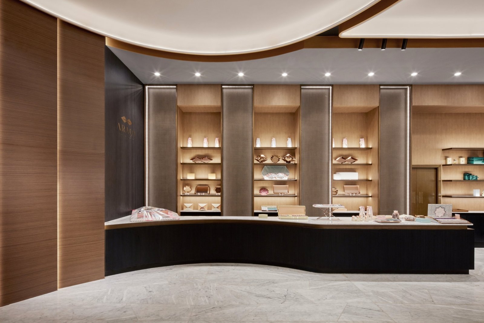 BANKER 金属丝网为阿布扎比达尔马购物中心的滚刀增添了闪亮效果 BANKER 金属丝网为阿布扎比达尔马购物中心的滚刀增添了闪亮效果