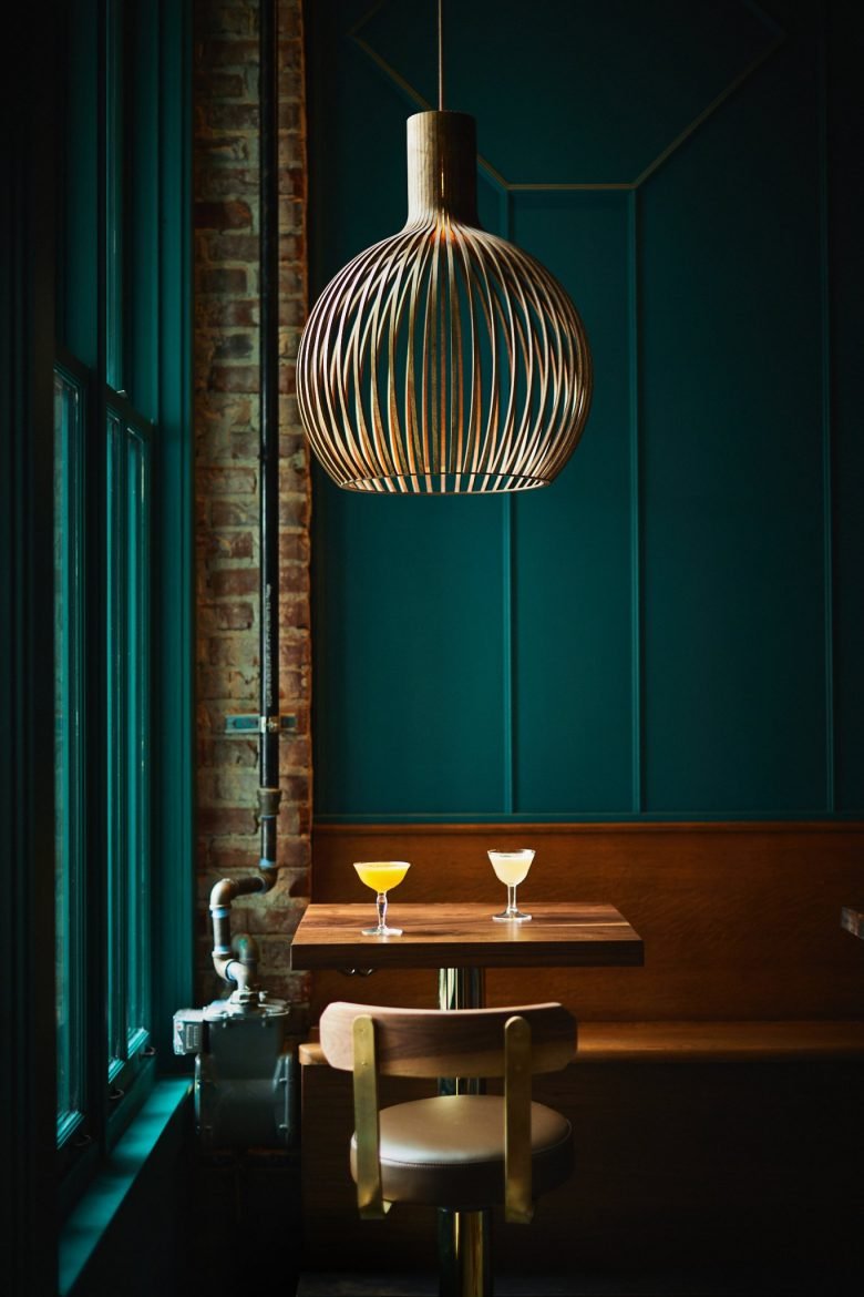 西雅图卢比酒吧 (Rupee Bar)，由 Heliotrope Architects 设计，灵感来自印度和斯里兰卡（詹姆斯·比尔德基金会餐厅设计奖得主）