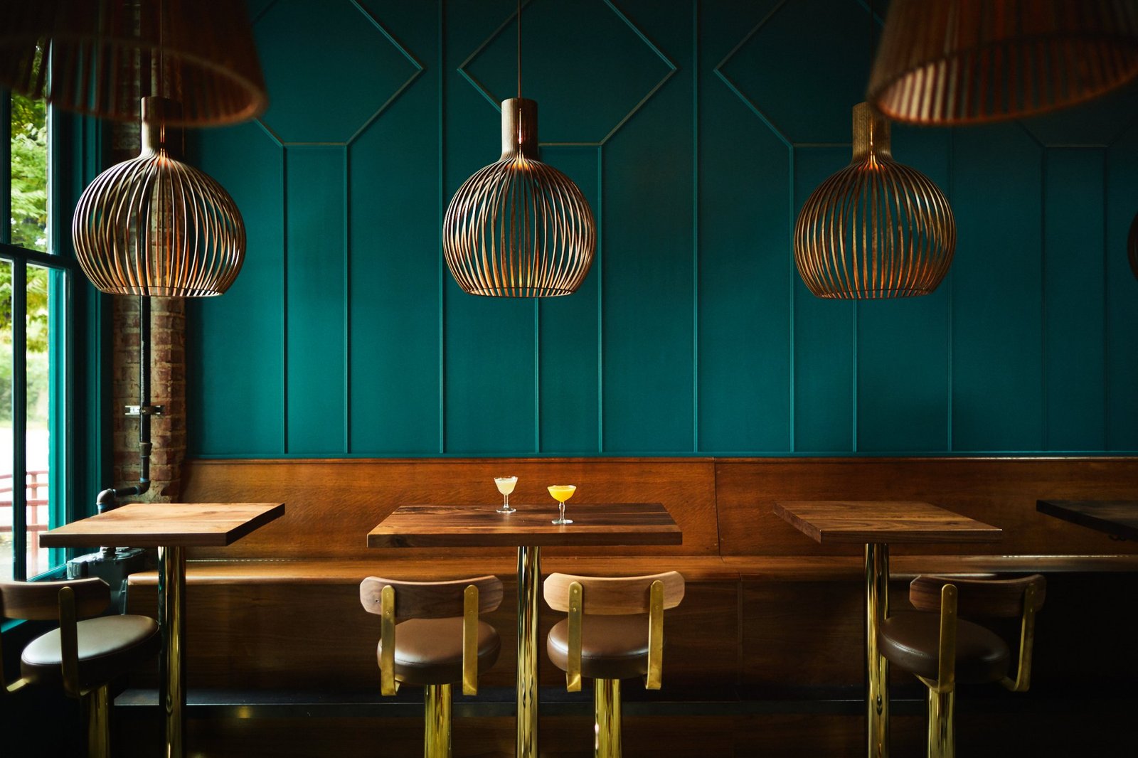 西雅图卢比酒吧 (Rupee Bar)，由 Heliotrope Architects 设计，灵感来自印度和斯里兰卡（詹姆斯·比尔德基金会餐厅设计奖得主）