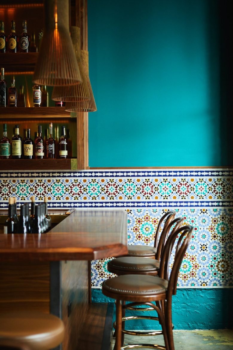 西雅图卢比酒吧 (Rupee Bar)，由 Heliotrope Architects 设计，灵感来自印度和斯里兰卡（詹姆斯·比尔德基金会餐厅设计奖得主）