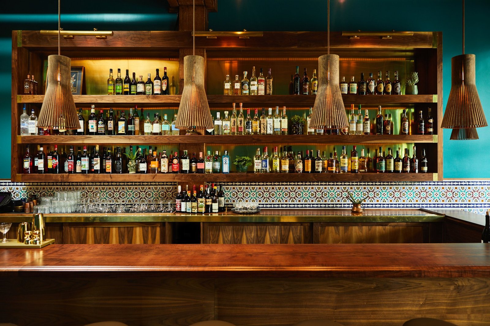 西雅图卢比酒吧 (Rupee Bar)，由 Heliotrope Architects 设计，灵感来自印度和斯里兰卡（詹姆斯·比尔德基金会餐厅设计奖得主）