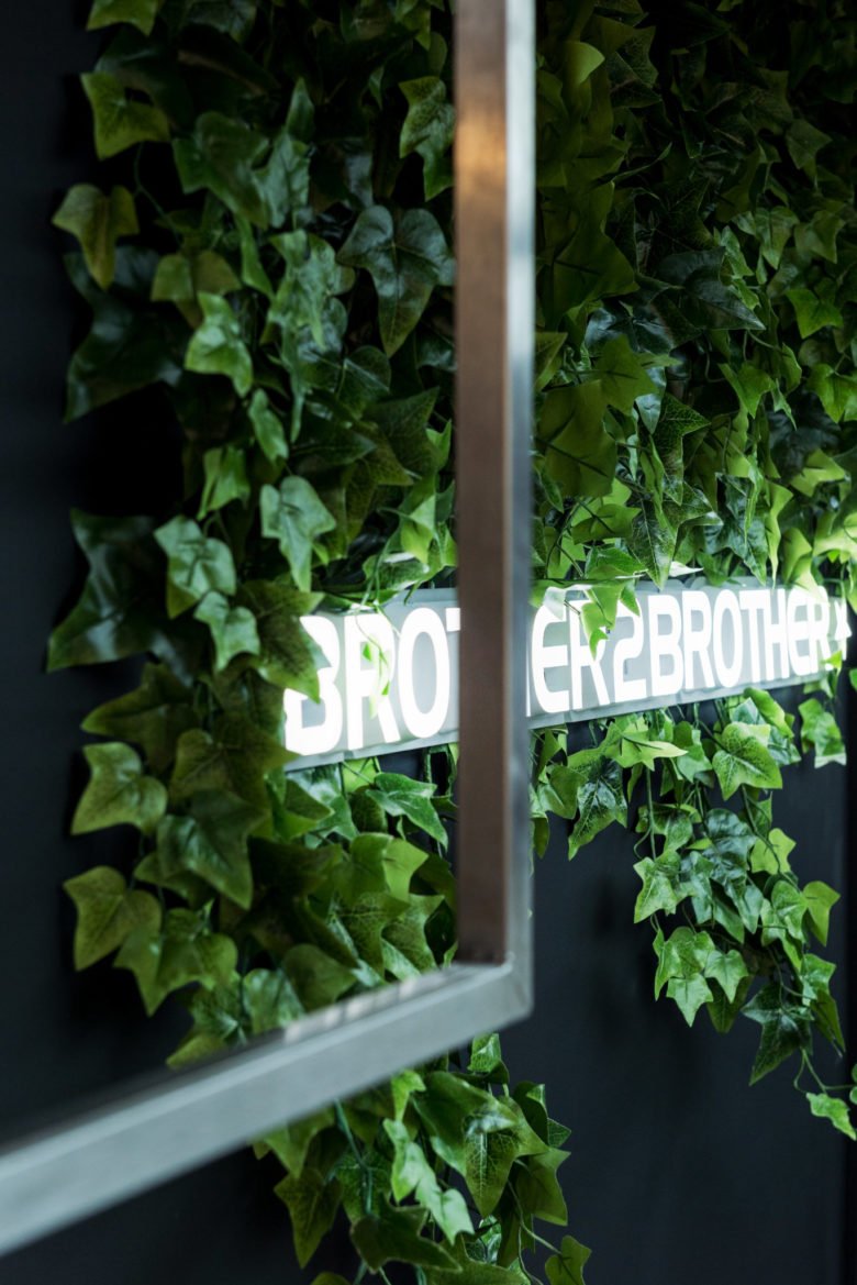 兄弟二兄弟奢侈品店；谢菲尔德