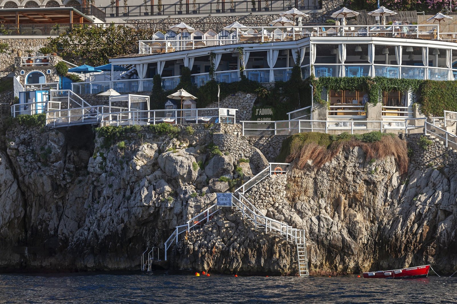 位于卡普里岛的迪奥快闪店：俯瞰地中海的洞穴。