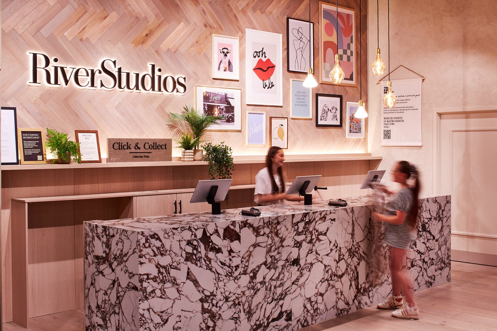 River Island 引入高端商店概念，彰显内部工艺