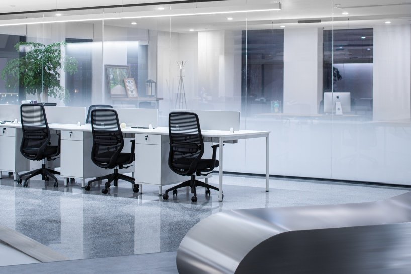 PINES ARCH 引入了一条“河流”作为高隆办公室的主要流通路径。