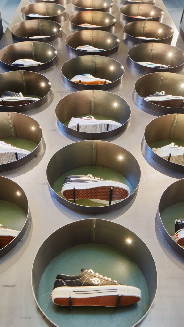 Carbon studio + KUUB 在荷兰 12 世纪的“城市城堡”内整合了零售空间