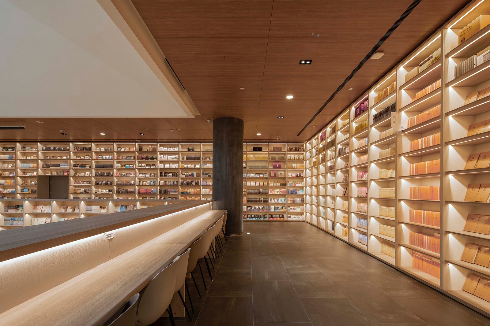 风动 E 庞书店 / Gonverge Interior Design