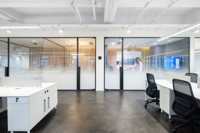 PINES ARCH 引入了一条“河流”作为高隆办公室的主要流通路径。