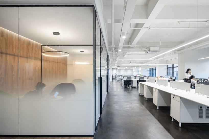 PINES ARCH 引入了一条“河流”作为高隆办公室的主要流通路径。