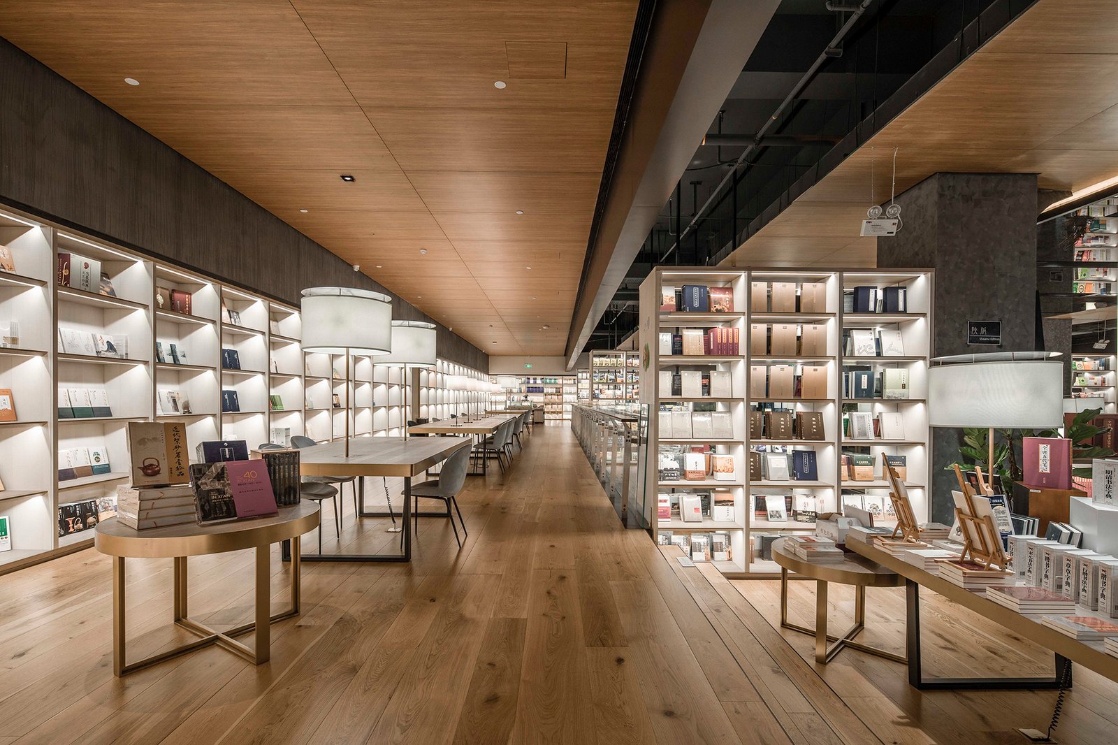 风动 E 庞书店 / Gonverge Interior Design