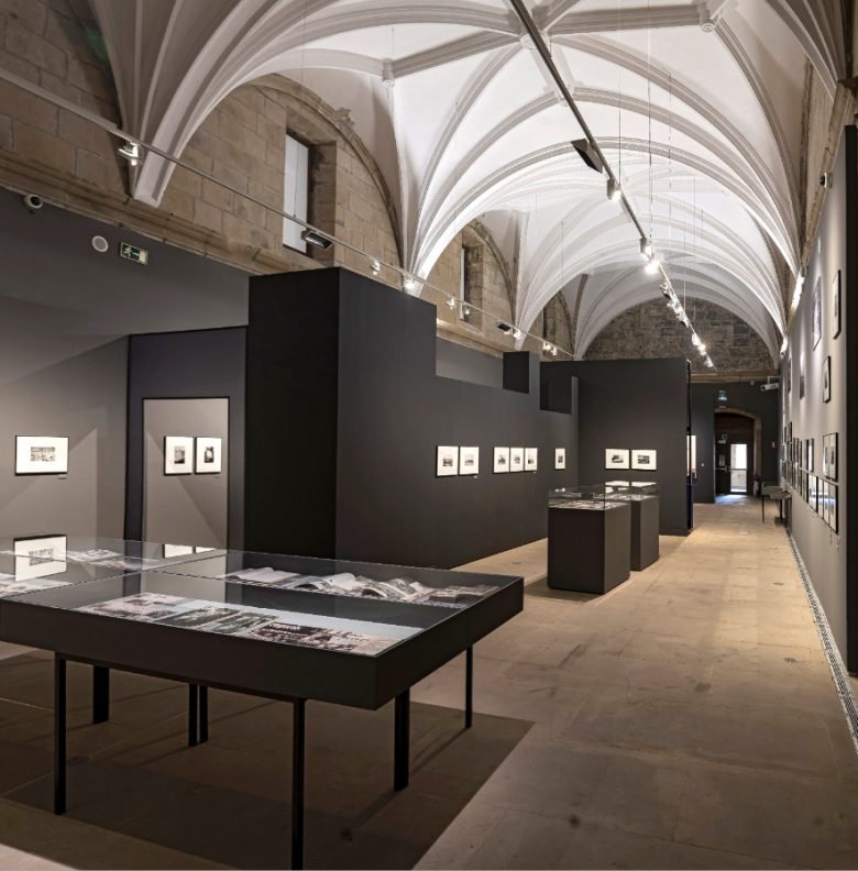 “在烟和雾之间。Sigfrido Koch Bengoechea”展览设计