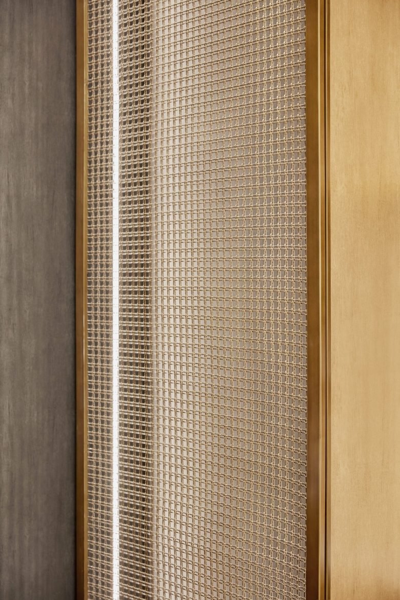 BANKER 金属丝网为阿布扎比达尔马购物中心的滚刀增添了闪亮效果 BANKER 金属丝网为阿布扎比达尔马购物中心的滚刀增添了闪亮效果