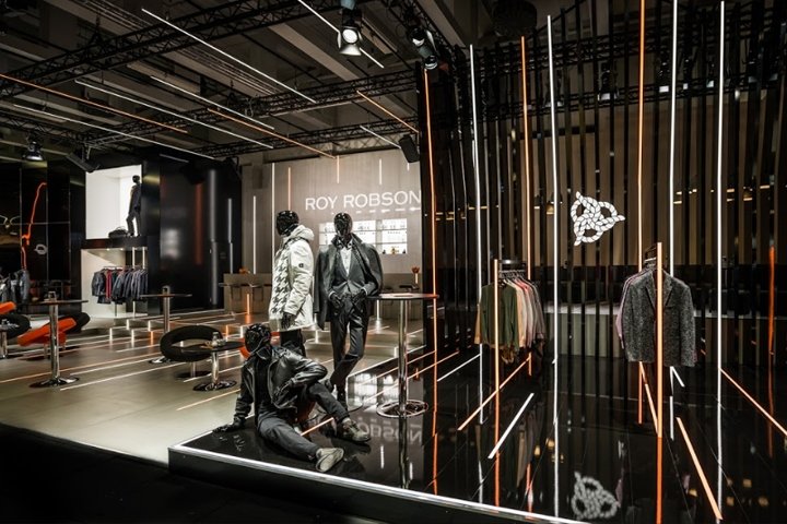 ROY ROBSON 的 360° 智能表演展位，由 bontempocubics+circles 设计，柏林 – 德国