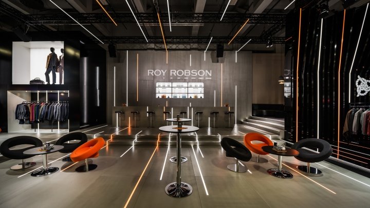 ROY ROBSON 的 360° 智能表演展位，由 bontempocubics+circles 设计，柏林 – 德国