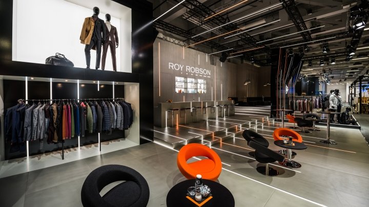 ROY ROBSON 的 360° 智能表演展位，由 bontempocubics+circles 设计，柏林 – 德国