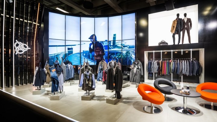 ROY ROBSON 的 360° 智能表演展位，由 bontempocubics+circles 设计，柏林 – 德国