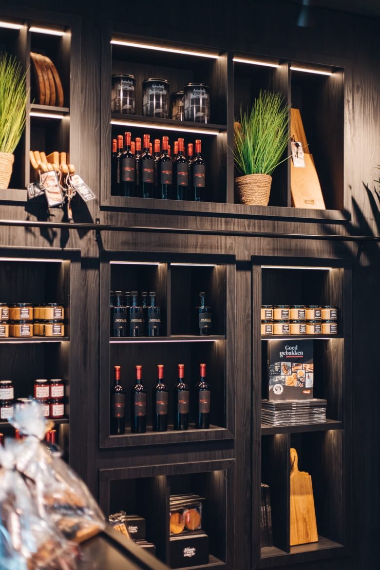 现代荷兰面包店设计 | 黑与白