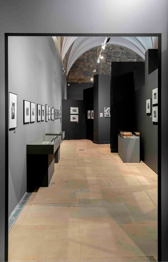 “在烟和雾之间。Sigfrido Koch Bengoechea”展览设计