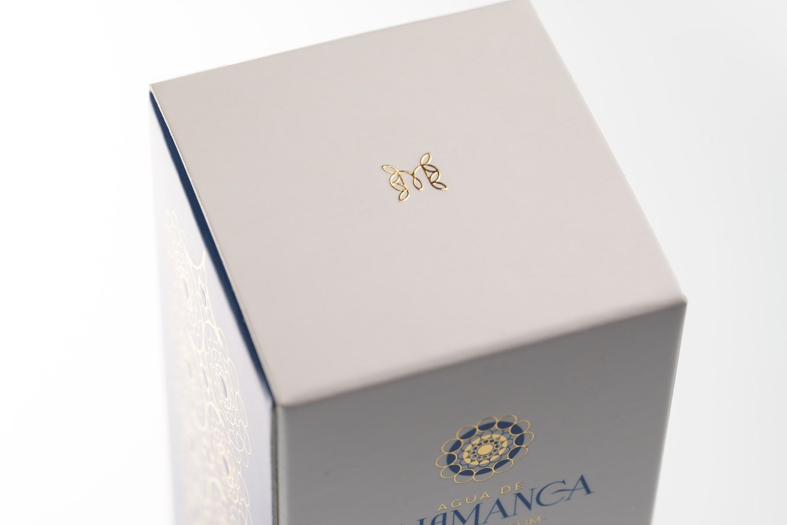 Agua de Salamanca 香水的包装设计。由萨尔维设计公司创建。