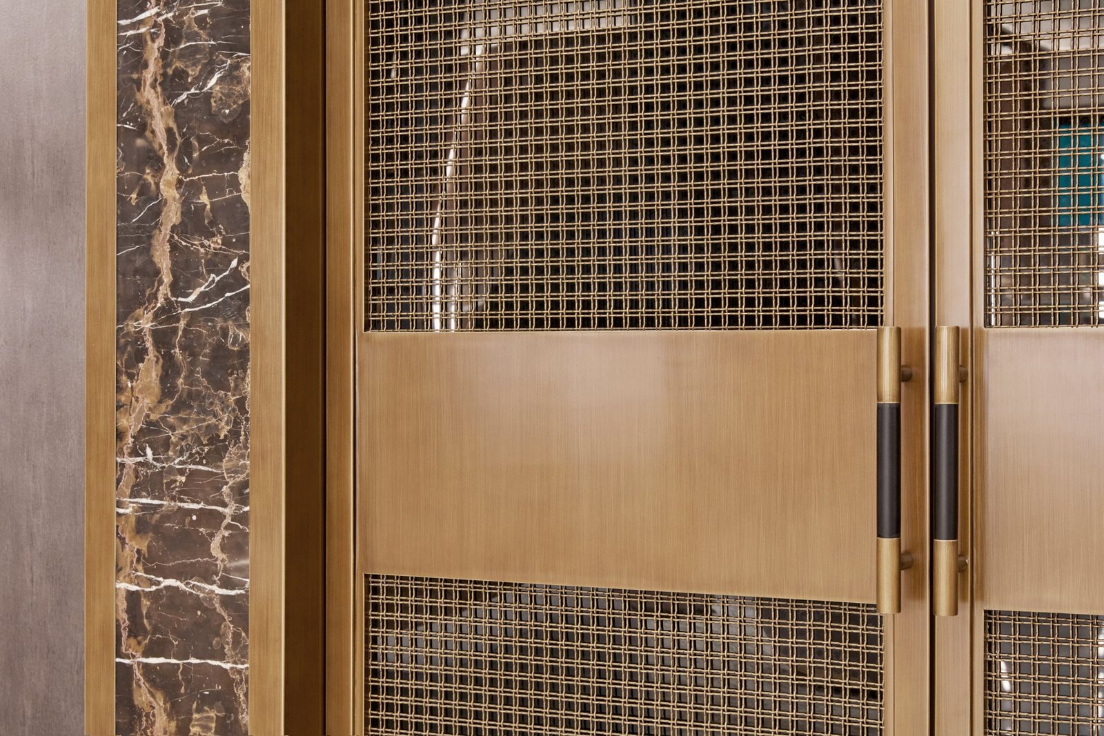 BANKER 金属丝网为阿布扎比达尔马购物中心的滚刀增添了闪亮效果 BANKER 金属丝网为阿布扎比达尔马购物中心的滚刀增添了闪亮效果