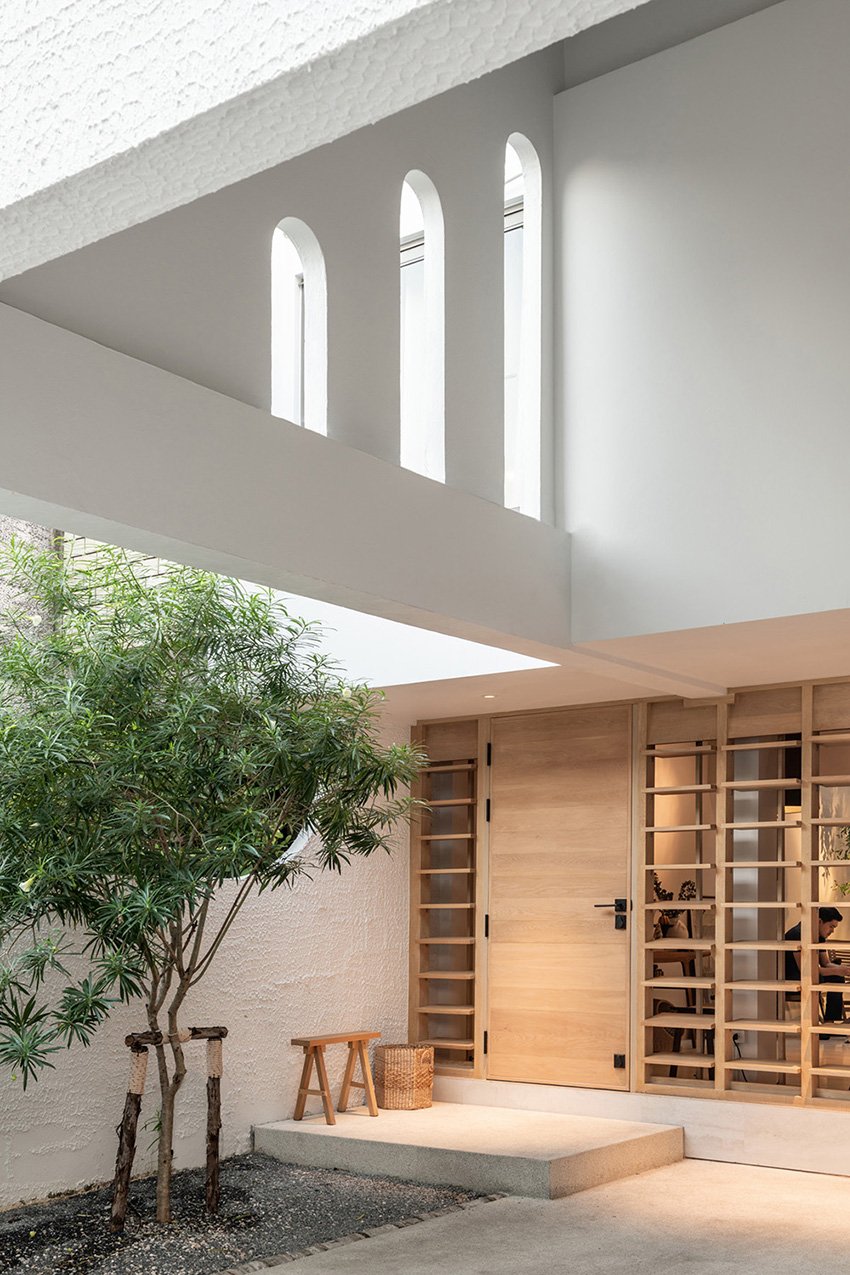 anonym studio 结合了线性和弯曲的几何形状，在曼谷创造了宁静的住宅