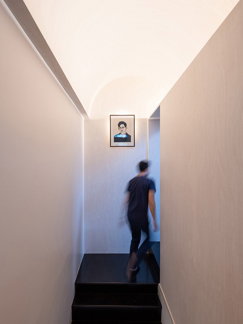 anonym studio 结合了线性和弯曲的几何形状，在曼谷创造了宁静的住宅