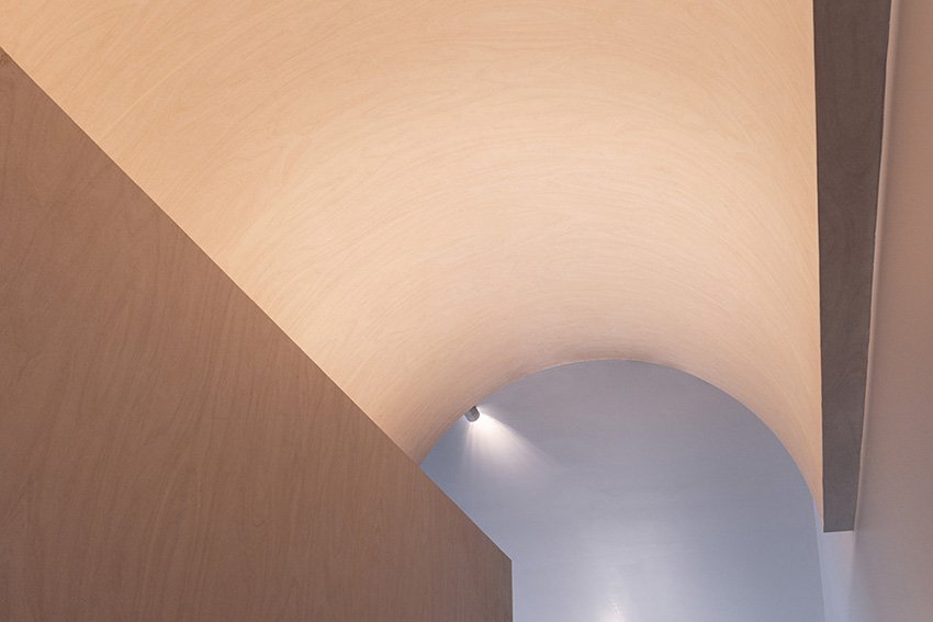 anonym studio 结合了线性和弯曲的几何形状，在曼谷创造了宁静的住宅