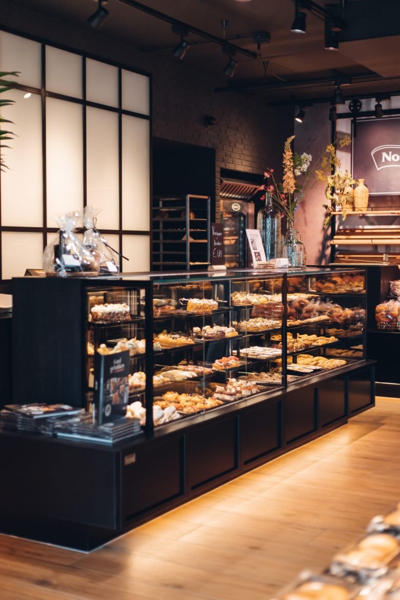 现代荷兰面包店设计 | 黑与白