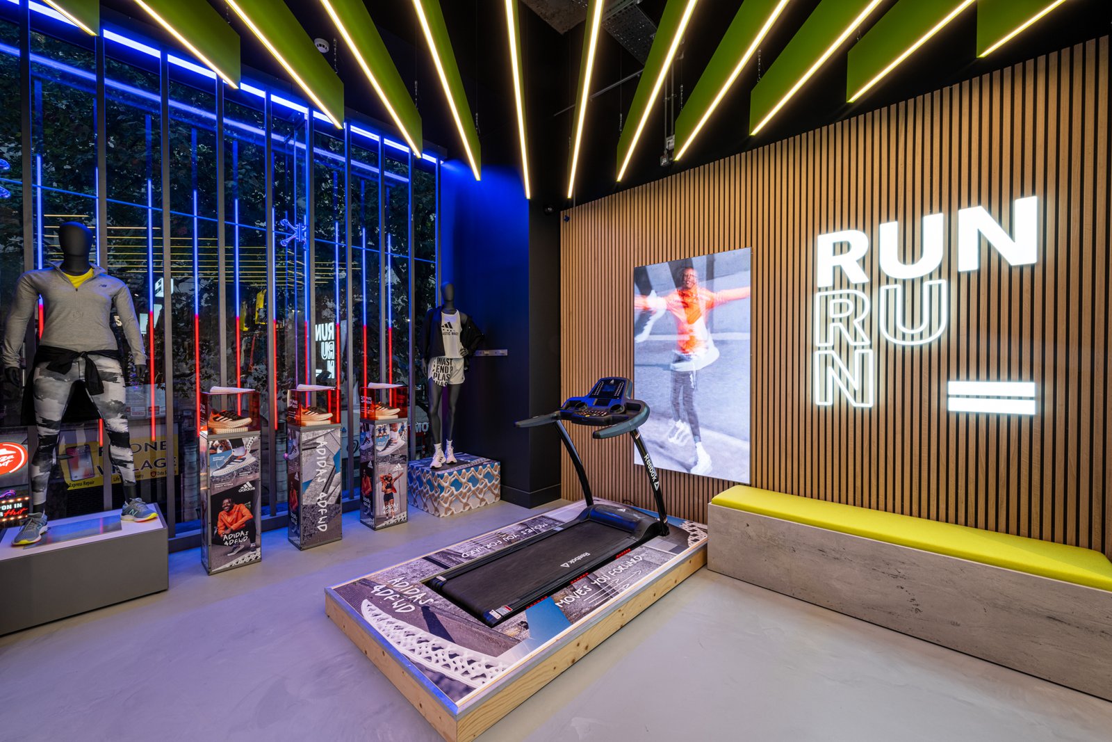 阿迪达斯 4DFWD 体育直销活动