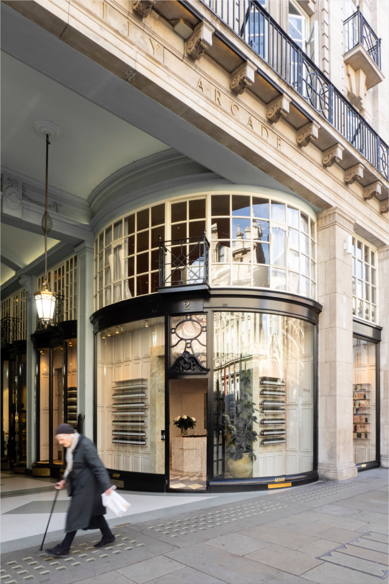 卢卡·瓜达尼诺工作室设计的伊索商店